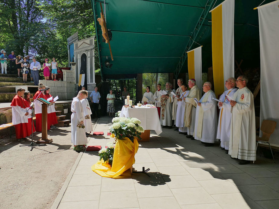 Festgottesdienst zum 1.000 Todestag des Heiligen Heimerads auf dem Hasunger Berg (Foto: Karl-Franz Thiede)